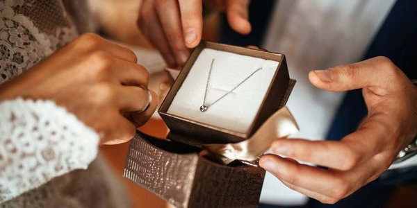 Offrir un bijou sur mesure à une femme, que faut-il savoir